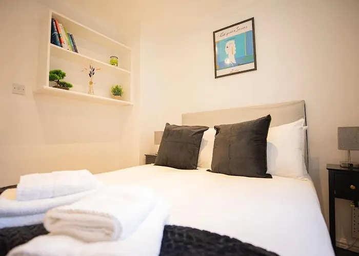 Perfect Location 4Bed 2 Bath Spacious Apartment