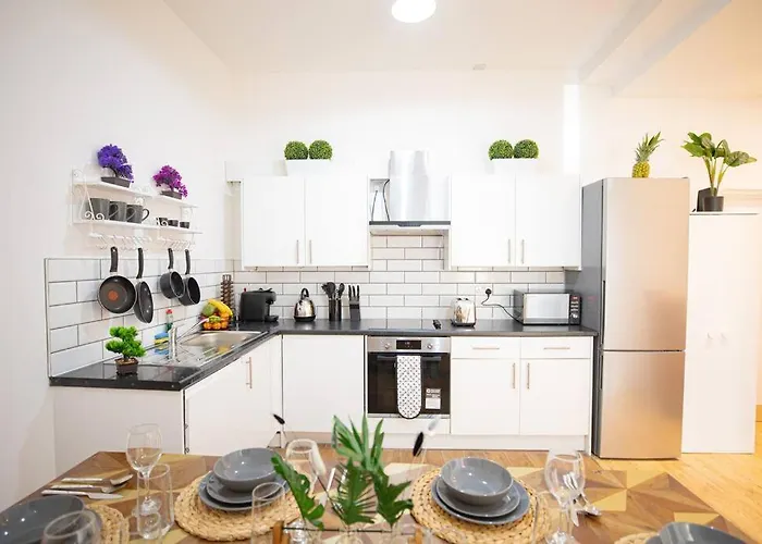 Perfect Location 4Bed 2 Bath Spacious Apartment